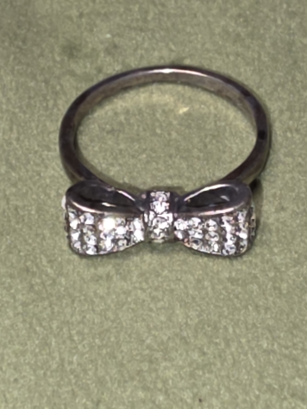 925 Sterling Size 8 Source Unknown Silver Bow Ring with Clear Crystals